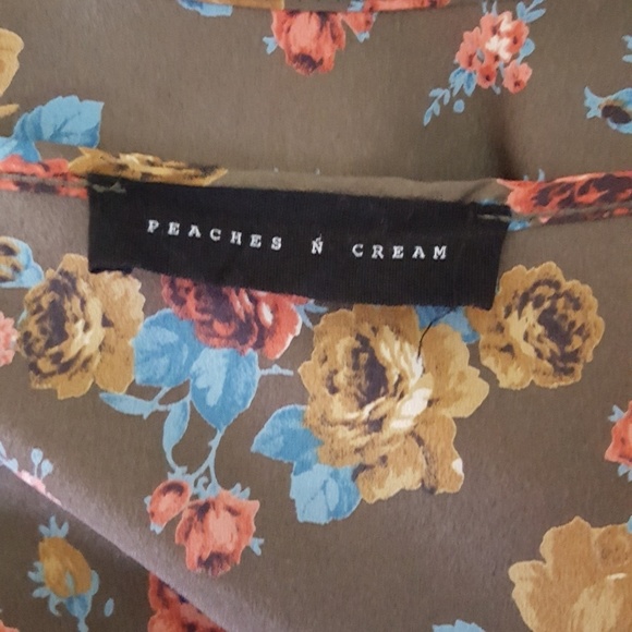 Peaches n Cream - Floral Top - Picture 5 of 5
